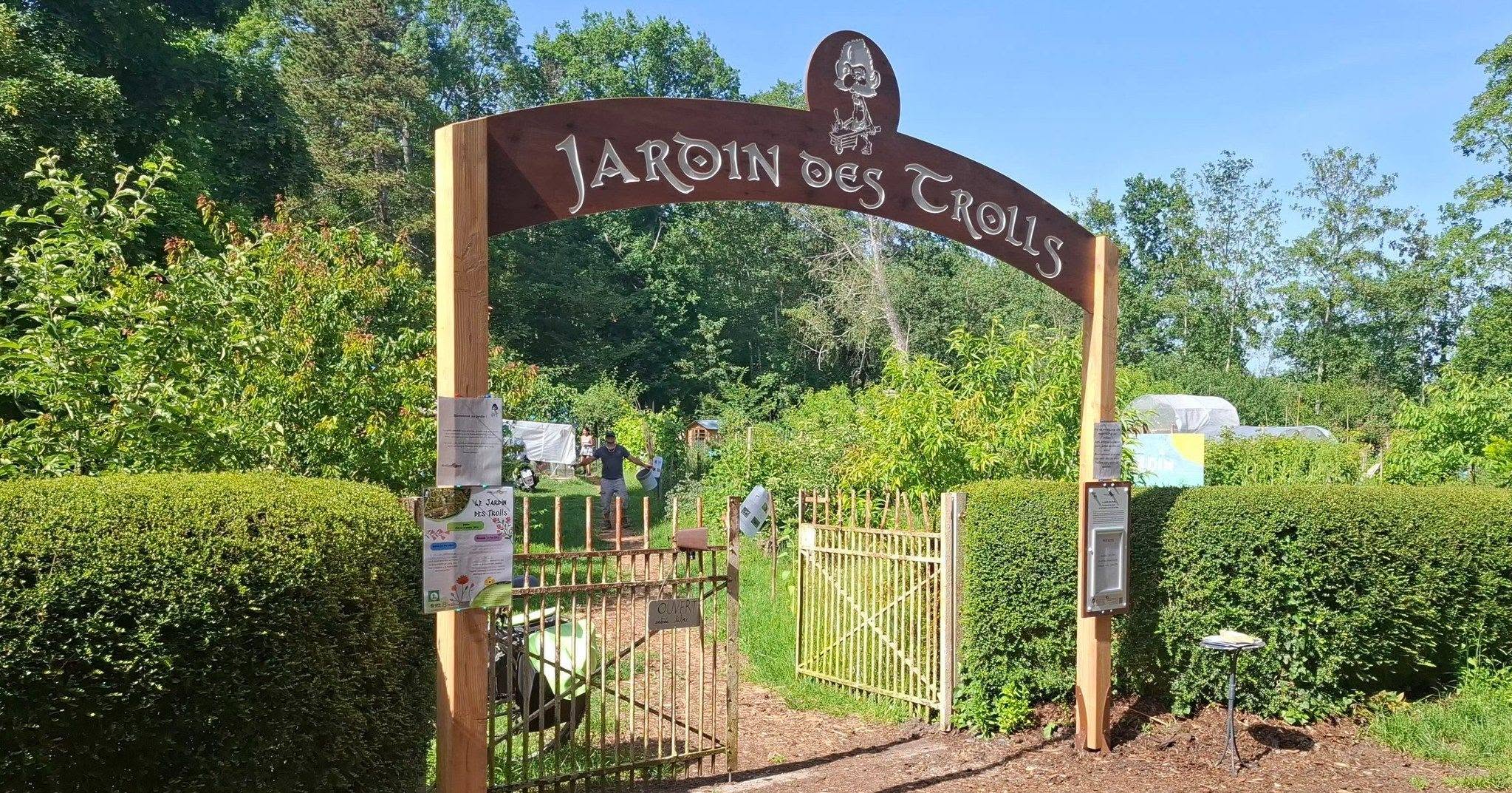 L&rsquo;entrée du Jardin des Trolls et son arche en bois
