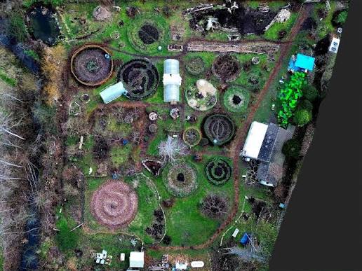 Le jardin vu du ciel : buttes rondes, spirales et serres